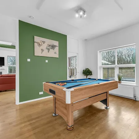 House Retreat - Sleeps 18 * Manchester