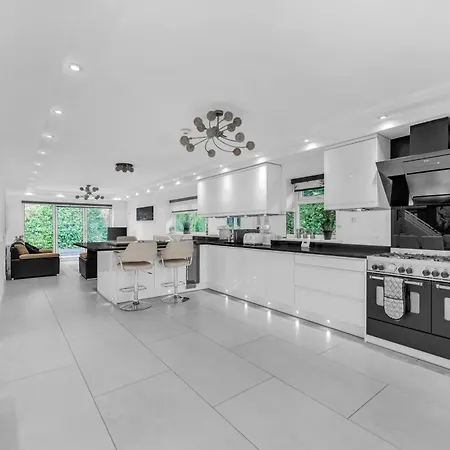 House Retreat - Sleeps 18 Manchester