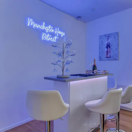 House Retreat - Sleeps 18 * Manchester