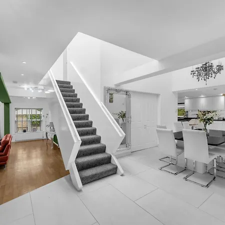 House Retreat - Sleeps 18 * Manchester