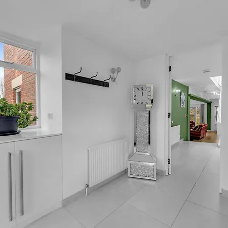 House Retreat - Sleeps 18 Manchester