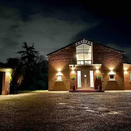 House Retreat - Sleeps 18