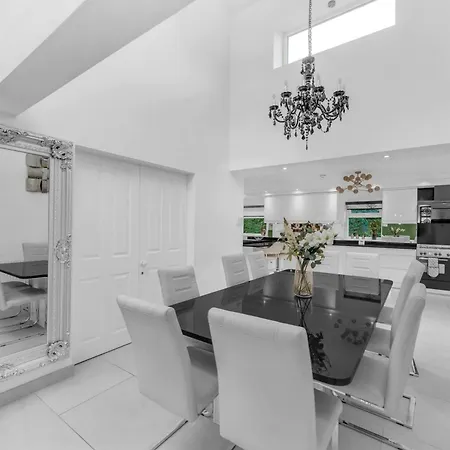House Retreat - Sleeps 18 Hébergement de vacances *