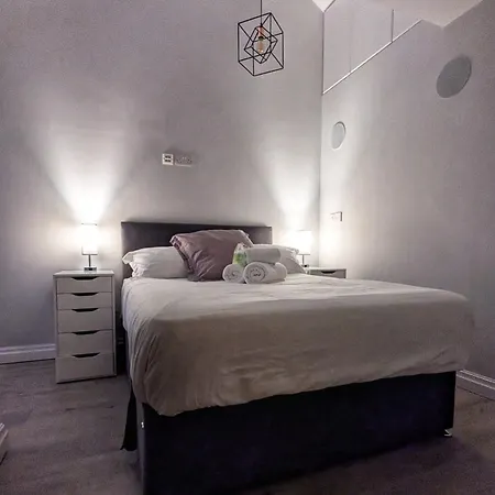 Beautiful 5 Bedroom Sleeps 12 People In