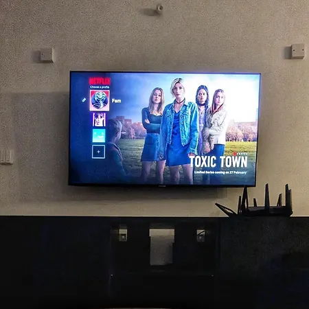 Holiday home Beautiful 5 Bedroom Sleeps 12 People In Manchester