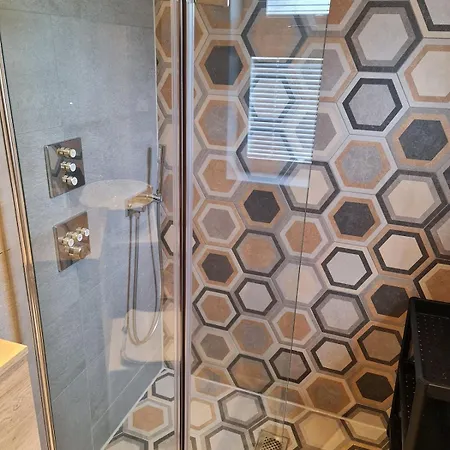 Beautiful 5 Bedroom Sleeps 12 People In Casa de Férias *