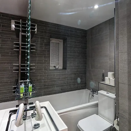 Beautiful 5 Bedroom Sleeps 12 People In *