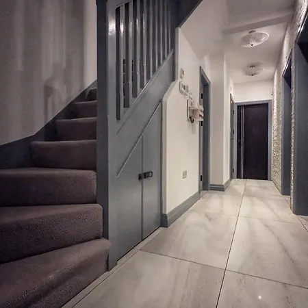 Beautiful 5 Bedroom Sleeps 12 People In Holiday home