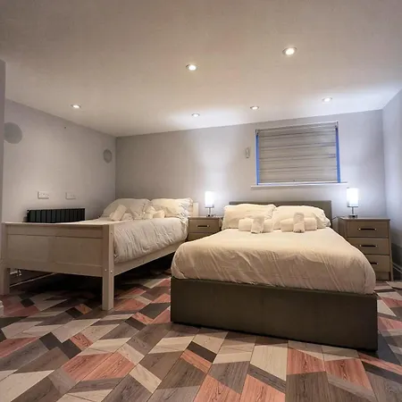 Beautiful 5 Bedroom Sleeps 12 People In *