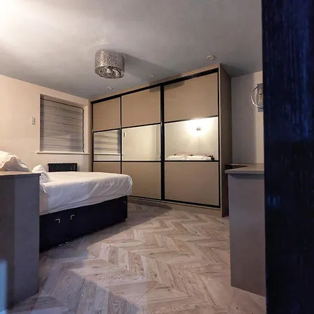 Beautiful 5 Bedroom Sleeps 12 People In Holiday home Manchester