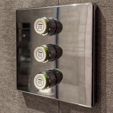 Beautiful 5 Bedroom Sleeps 12 People In *