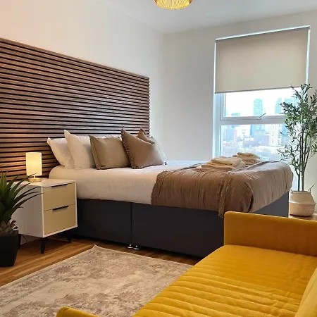 3 Bedroom Apartment By Paul & Malin Properties Short Lets & Serviced Accommodation Manchester With Free Parking & Gym Access
