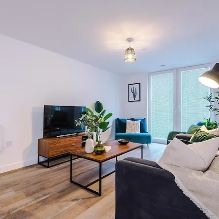 New Trafford Loft - Free Parking Apartment *
