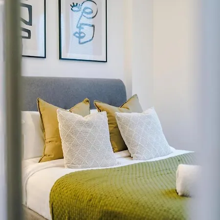 New Trafford Loft - Free Parking Apartment