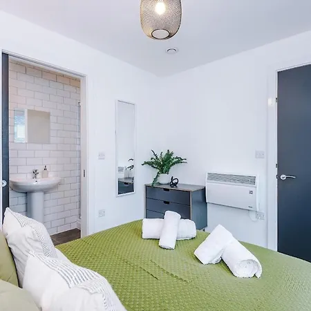 New Trafford Loft - Free Parking *
