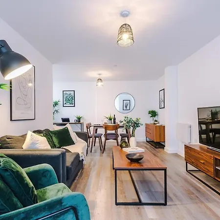 New Trafford Loft - Free Parking Apartment