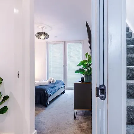 Apartment New Trafford Loft - Free Parking *