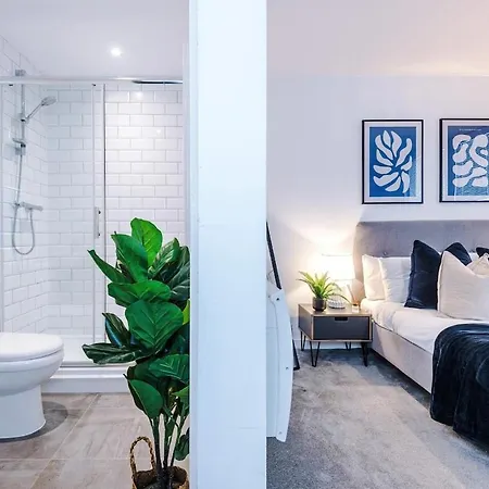 New Trafford Loft - Free Parking Apartment