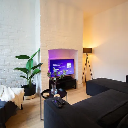 Stylish Cosy 4-bed Home, Sleeps Up To 10 With Large Sofa Bed, Near Royal Infirmary & Universities, Free Parking & Ultra-fast Wifi Holiday home