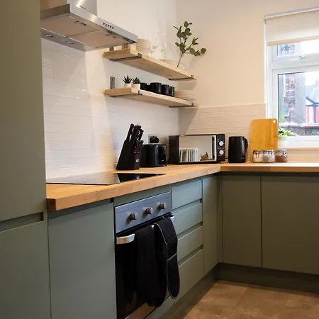 Stylish Cosy 4-bed Home, Sleeps Up To 10 With Large Sofa Bed, Near Royal Infirmary & Universities, Free Parking & Ultra-fast Wifi Holiday home *