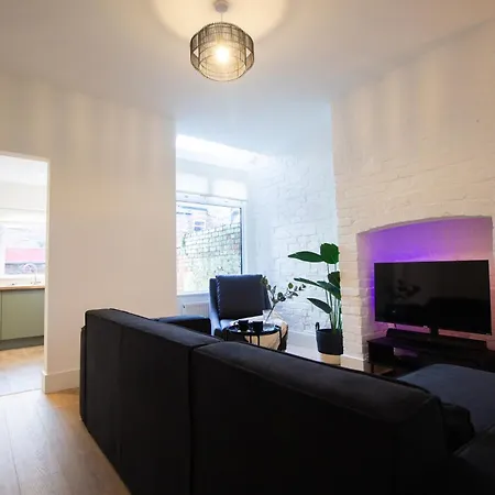 Σπίτι διακοπών Stylish Cosy 4-bed Home, Sleeps Up To 10 With Large Sofa Bed, Near Royal Infirmary & Universities, Free Parking & Ultra-fast Wifi *
