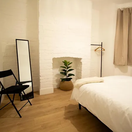 Stylish Cosy 4-bed Home, Sleeps Up To 10 With Large Sofa Bed, Near Royal Infirmary & Universities, Free Parking & Ultra-fast Wifi