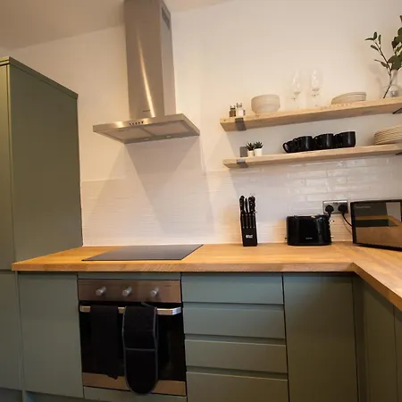 Stylish Cosy 4-bed Home, Sleeps Up To 10 With Large Sofa Bed, Near Royal Infirmary & Universities, Free Parking & Ultra-fast Wifi Holiday home *