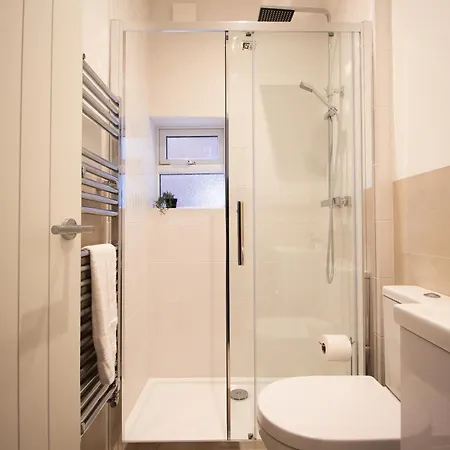 Σπίτι διακοπών Stylish Cosy 4-bed Home, Sleeps Up To 10 With Large Sofa Bed, Near Royal Infirmary & Universities, Free Parking & Ultra-fast Wifi *