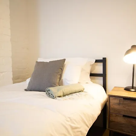 Stylish Cosy 4-bed Home, Sleeps Up To 10 With Large Sofa Bed, Near Royal Infirmary & Universities, Free Parking & Ultra-fast Wifi *
