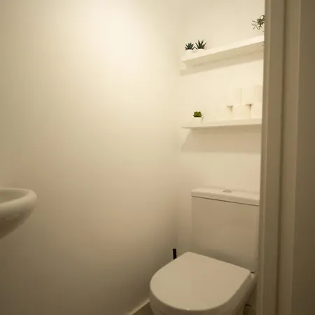 Stylish Cosy 4-bed Home, Sleeps Up To 10 With Large Sofa Bed, Near Royal Infirmary & Universities, Free Parking & Ultra-fast Wifi