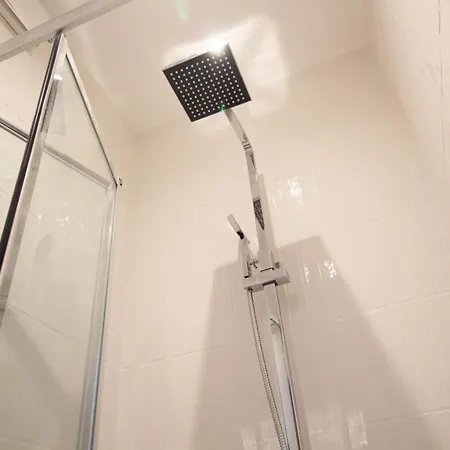 Stylish Cosy 4-bed Home, Sleeps Up To 10 With Large Sofa Bed, Near Royal Infirmary & Universities, Free Parking & Ultra-fast Wifi Σπίτι διακοπών *