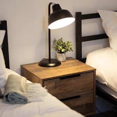 Stylish Cosy 4-bed Home, Sleeps Up To 10 With Large Sofa Bed, Near Royal Infirmary & Universities, Free Parking & Ultra-fast Wifi Holiday home Manchester