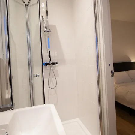 Stylish Cosy 4-bed Home, Sleeps Up To 10 With Large Sofa Bed, Near Royal Infirmary & Universities, Free Parking & Ultra-fast Wifi *