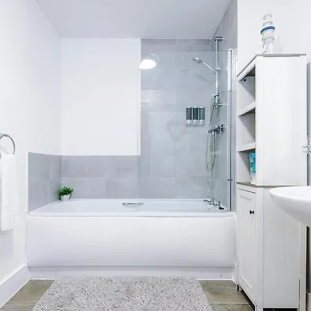 2 Bedroom Penthouse With Balcony By Host A Manchester