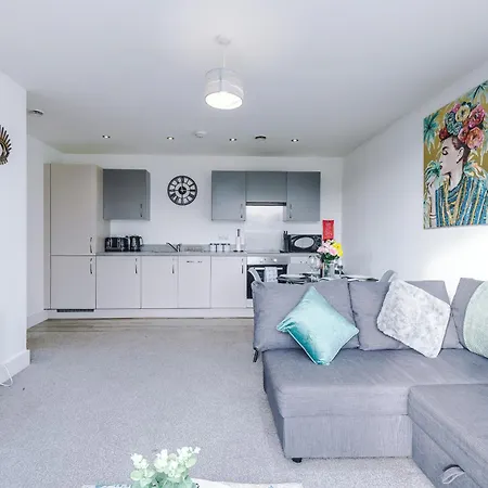 2 Bedroom Penthouse With Balcony By Host A * Manchester