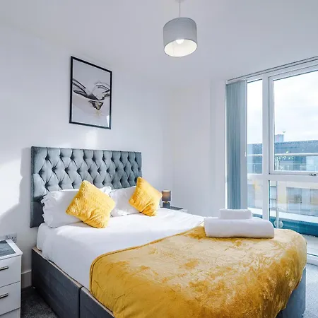 Apartment 2 Bedroom Penthouse With Balcony By Host A