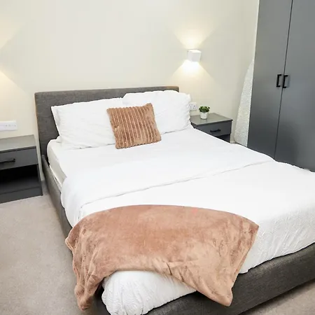 Luxury 2 Bed With Balcony Apartment *