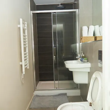 Luxury 2 Bed With Balcony 아파트