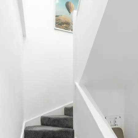 Casa Cove 2f Flat Free Parking - 5min To Hospital Apartman