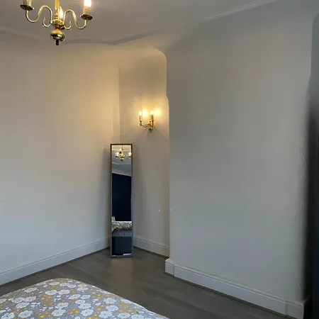 Holiday home Beautiful Spacious - Private Parking - Large Garden - Great Location Manchester