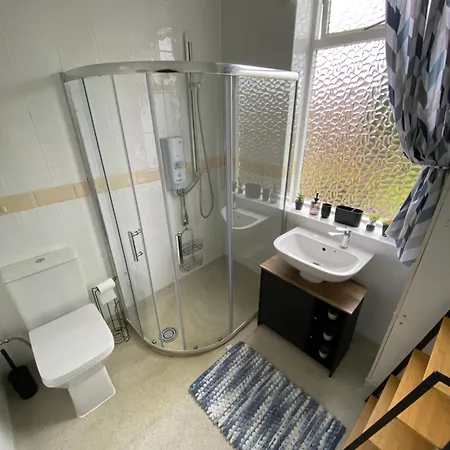 Holiday home Beautiful Spacious - Private Parking - Large Garden - Great Location *