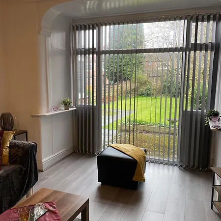 Beautiful Spacious - Private Parking - Large Garden - Great Location Hébergement de vacances Manchester