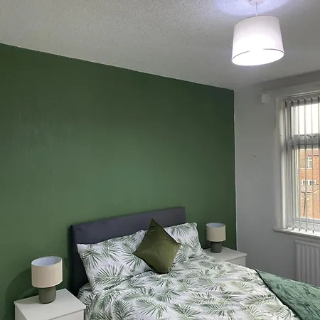 Holiday home Beautiful Spacious - Private Parking - Large Garden - Great Location *