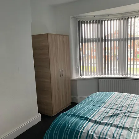 Holiday home Beautiful Spacious - Private Parking - Large Garden - Great Location Manchester