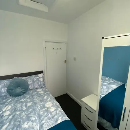 Holiday home Beautiful Spacious - Private Parking - Large Garden - Great Location