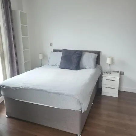 Spectacular Private Bedroom In 2 Bedroom בית אירוח מנצ'סטר