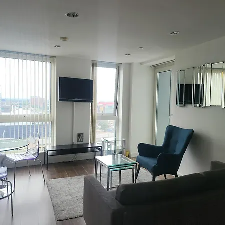 Ubytování v soukromí Spectacular Private Bedroom In 2 Bedroom Manchester