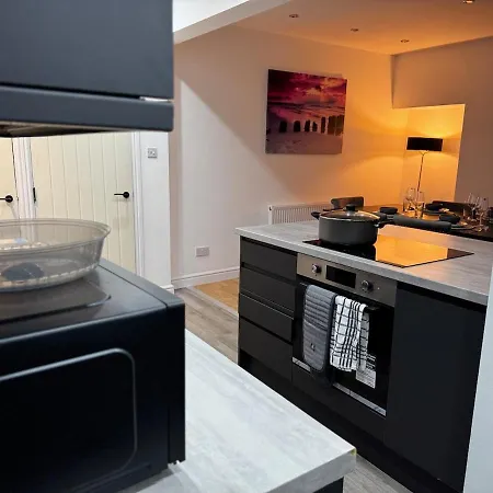 Betahouse -3br -pool Table -free Parking -spacious Manchester