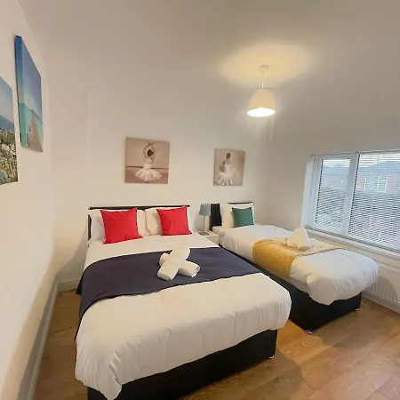 Betahouse -3br -pool Table -free Parking -spacious * Manchester