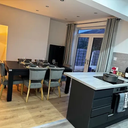 Betahouse -3br -pool Table -free Parking -spacious *